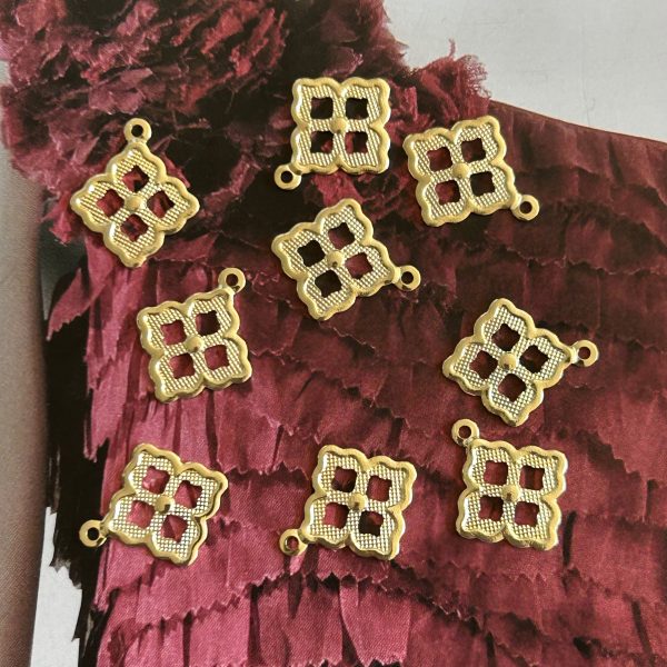 Pendant Flor Textura Calada Gold - Colección Brasil - 15 mm - 1 unidad