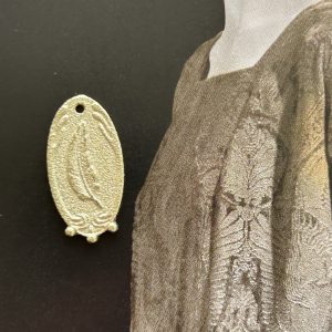 Pendant Medalla Pluma Mate Gold- Colección Brasil - 20 mm - 1 unidad