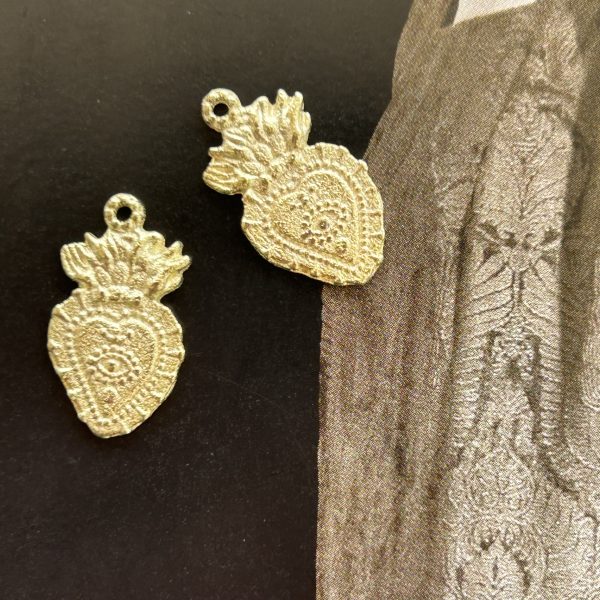 Pendant Amuleto Corazón Protector Detente Mate Gold - Colección Brasil - 20 mm - 1 unidad