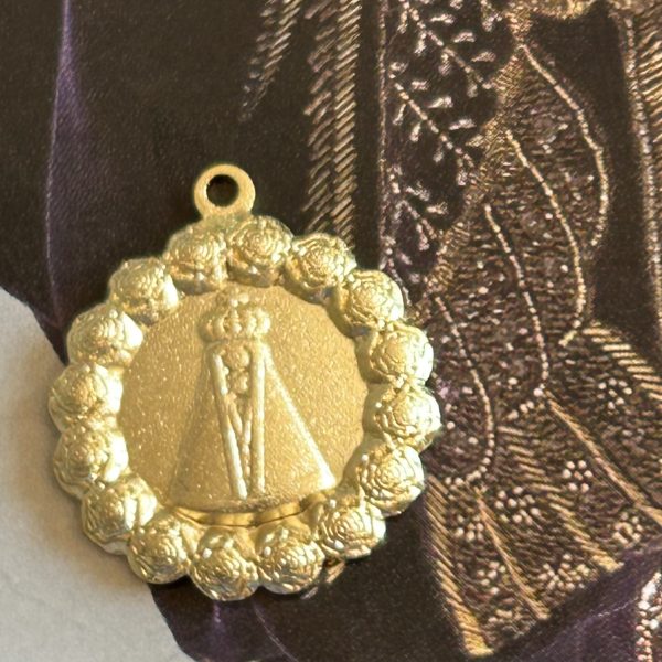 Pendant Virgencita Flores Gold Mate - Colección Brasil - 20 mm - 1 unidad