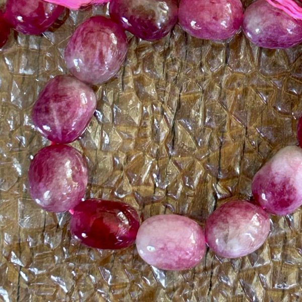 Piedra Jade Magenta 0.9 cm Tira 18 unidades aprox   Colección Texturas & Colores