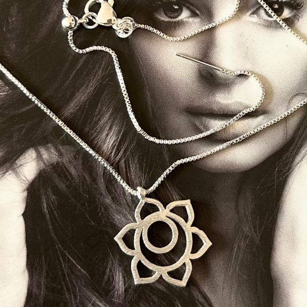 Collar Amuleto Mandala Flor 2.5 cm y largo 45cm ajustable Silver Colección Gold Addict